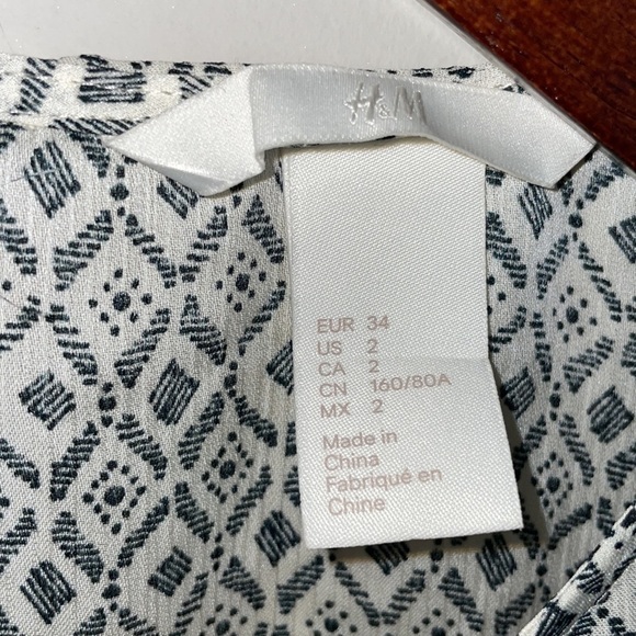 H & M diamond patterned flutter sleeve blouse women size 2 - Picture 5 of 6